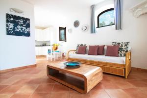 伊斯基亚Villa Titina - Sunset Apartments的客厅配有沙发和桌子