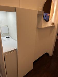 杜伊斯堡Easy and Cozy的一台带镜子的小冰箱
