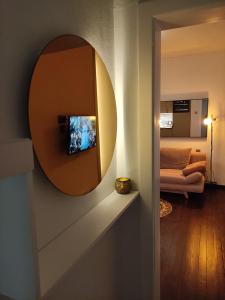 杜伊斯堡Easy and Cozy的客厅墙上设有镜子