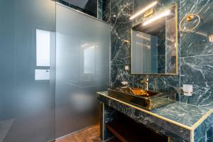 海若克利欧Royal Gold City Suites by Estia的一间带水槽和镜子的浴室
