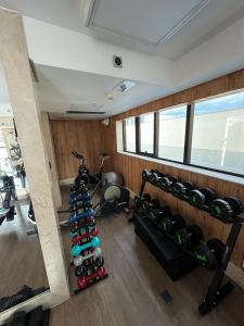 巴西利亚BSB STAY Flats particulares - CULLINAN的健身房的顶部景色,里面装有一堆瓶子