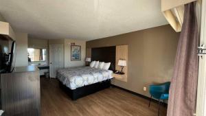 乔治敦Motel 6 Georgetown, SC Marina的配有一张床和一张书桌的酒店客房