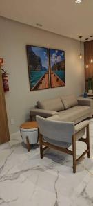 瓜拉派瑞Lindo apartamento em Guarapari - Novinho - Vista Maravilhosa的客厅配有沙发和桌子