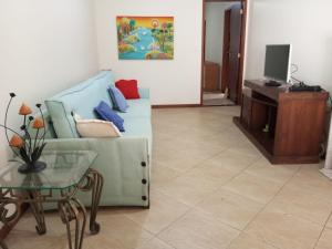 卡波布里奥Casa de praia em Cabo Frio até 12 hospedes的客厅配有沙发和桌子