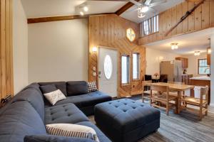 Iron RiverIron River Retreat with Sauna Walk to Ski Brule!的客厅配有沙发和桌子