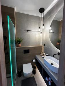 阿格里尼翁Orange Luxury apartment in agrinio的浴室配有白色卫生间和盥洗盆。