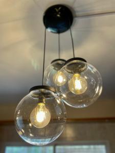 门多萨CHACRAS Lodge的天花板上挂着三盏玻璃灯