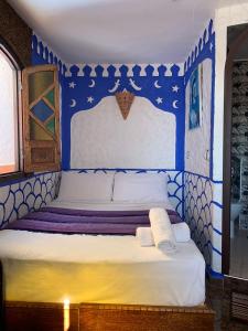 舍夫沙万dream house sebanine的蓝色和白色的房间里一张床位