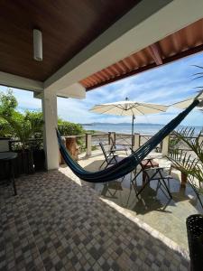 圣卡塔利娜岛Hotel y Restaurante Mama Ines的天井上的吊床和遮阳伞