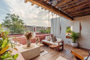 图卢姆Entorno Tulum - Luxury Villas的户外庭院配有沙发和桌子