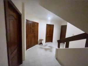 萨利纳斯Suites- Salinas的一间空房间,设有楼梯和木门