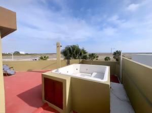 萨利纳斯Suites- Salinas的浴缸位于海滩阳台的顶部