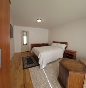 纽瓦克Traveler's Lodge In Newark City的卧室配有白色的床,铺有木地板
