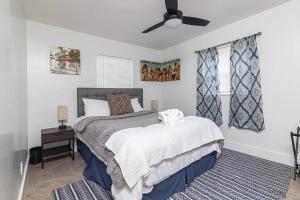 坦帕Luxury Tampa home King bed 4BR的一间卧室配有一张床和吊扇