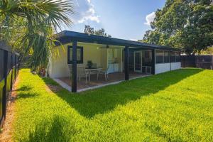 坦帕Luxury Tampa home King bed 4BR的前面有绿色草坪的小房子