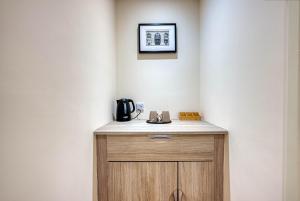 Luxury Stockton Studio Rooms, Free WiFi & Parking的厨房配有带咖啡壶的吧台