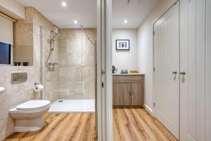 Luxury Stockton Studio Rooms, Free WiFi & Parking的带淋浴、卫生间和浴缸的浴室