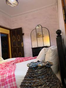 舍夫沙万dream house sebanine的一间卧室配有一张带梳妆台和镜子的床