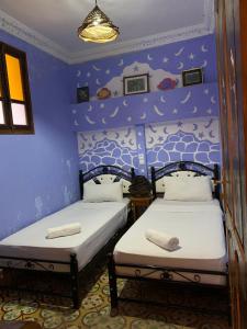 舍夫沙万dream house sebanine的蓝色墙壁客房的两张床