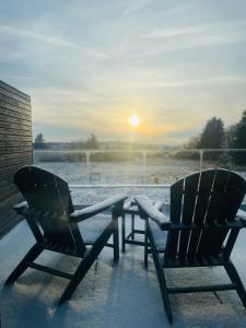 韦姆Le Mont Rigi的雪上门廊上的两把椅子