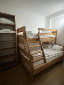 亚霍里纳Apartmani Andjela的一间卧室配有两张双层床。