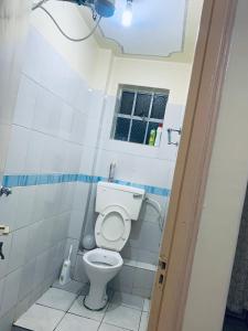 内罗毕SOMI'S Suites的一间带卫生间和窗户的小浴室