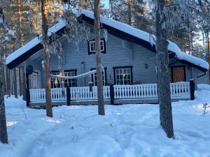 伊德勒Fjällstuga i avskildhet的雪中树林中的小屋