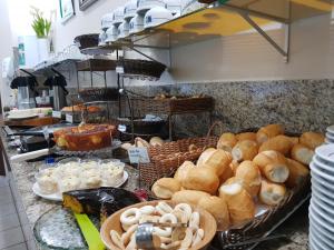 卡皮托利乌Hotel Minastur的面包店在柜台上供应面包和糕点