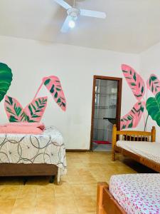 弗洛里亚诺波利斯Floripa Camping e Hostel的客房设有两张床和吊扇。
