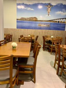 邦热苏斯-达拉帕Hotel Grutta的用餐室配有木桌和椅子
