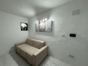 萨萨里Civico 8的墙上两张照片的沙发