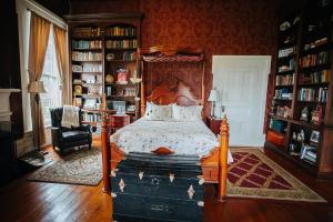 斯普林菲尔德Maple Hill Manor Bed & Breakfast的一间卧室配有一张带木制床头板的床