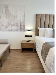 萨莫拉-德伊达尔戈梅松德瓦耶酒店的酒店客房配有一张床铺和一张桌子。