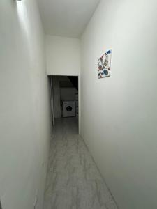 萨萨里Civico 8的空的走廊,有白色的墙壁和洗衣房