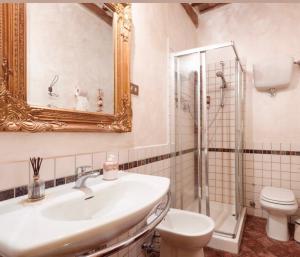 蒙塔尔奇诺Guesthouse da Idolina dal 1946的一间带水槽、卫生间和镜子的浴室
