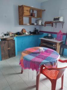 皮斯特Hostal y Temazcal Guemez的厨房配有带被子的桌子
