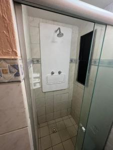 累西腓一路顺风公寓式酒店的带淋浴的浴室和玻璃门