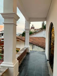 塔斯科·德·阿拉尔孔CasaBambu Taxco的房屋的阳台享有风景。