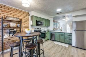 大草原城Mpressive Comfort!的厨房配有绿色橱柜、桌子和凳子