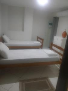 萨尔瓦多Hostel Arena Prime的一间客房内配有两张双层床的房间