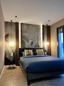 卡尔维Villa Valentin 2 chambres avec jardin à Calvi的卧室配有一张蓝色的床,墙上挂着一幅画