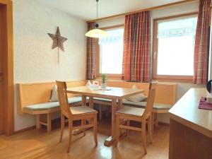 施科佩尔瑙Appartement Elisabeth的一间设有桌椅的用餐室,墙上有一星星星