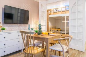 卡布尔Joyful tiny house seaside的一间带木桌和椅子的用餐室