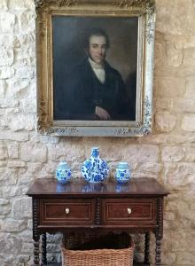 奇平卡姆登Merriman Cottage的一张桌子上一幅画,上面有花瓶