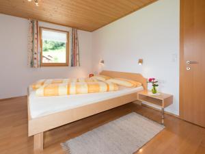 施科佩尔瑙Appartement Elisabeth的一间卧室设有一张大床和一个窗户。