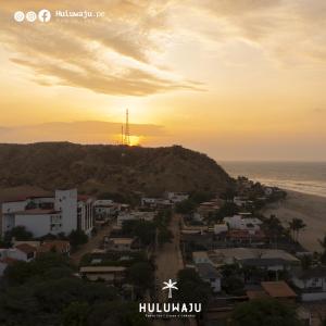 La BocanaHuluwaju Hotel的享有海洋日落的城市美景