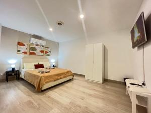 瓦伦西亚☆The Central Valencia Stay☆的一间大卧室,配有一张床和一张书桌