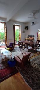 巴塞罗那Jardin secreto en el centro de Barcelona 2的客厅配有乒乓球桌和椅子