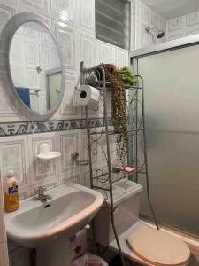 里奥班巴Villa Paquita - Arco de Bellavista的一间带水槽、镜子和卫生间的浴室