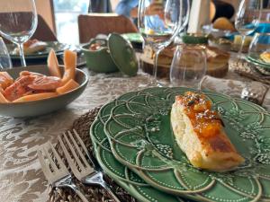杜罗河畔瓦伦萨Quinta da Casa Cimeira, Guest House, Wines & Food的一块绿板,桌子上放着一块食物